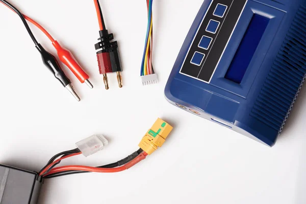 带电线和隔离充电器的专业充电器 — 图库照片