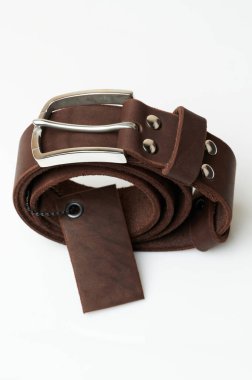 Stüdyo arka planında etiketi olan yeni klasik deri kemer.