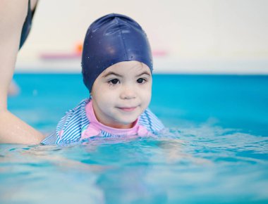 Yüzme havuzunda çocuk portresi yakın plan görünümü