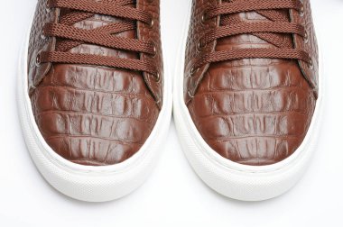 Modern kahverengi deri ayakkabılar, beyaz stüdyo arka planında izole edilmiş.