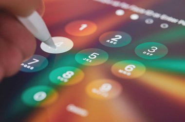 New York, ABD - 24 Eylül 2021: Kalem kullanarak ekranı kapatın ekrandaki dijital numaralara basın