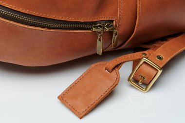 Kahverengi deri sırt çantalı aksesuarlar makroyu kapatın.