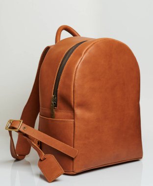 Stüdyoda izole edilmiş kahverengi deri sırt çantası. 