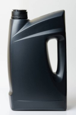 Stüdyo arka planında siyah depolama galonu yan görünümü izole