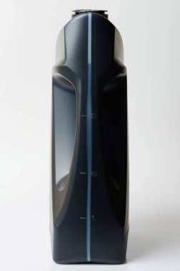 Petrol için siyah plastik kaplar Ölçülü arka görünümü ile