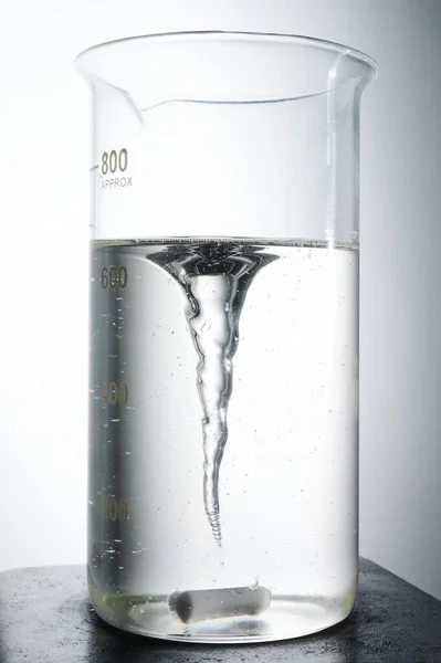 科学实验主题 装有液体瓶的玻璃化学瓶 — 图库照片