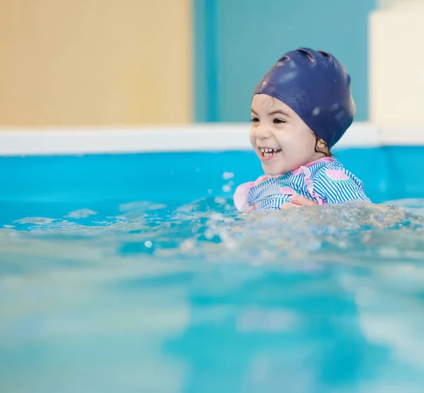 Feliz Sonrisa Retrato Traje Baño Sobre Fondo Agua Azul Piscina — Foto de Stock