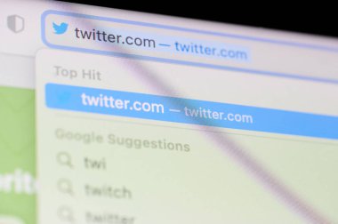 New York, ABD - 31 Ocak 2022: Akıllı telefon ekranındaki Twitter adres sayfası barı
