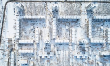 Üst insansız hava aracı görünümünün üzerinde soyut kış şehri arka plan havası