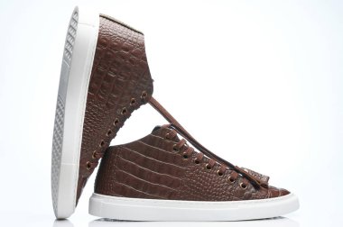 Beyaz stüdyo arka planında izole edilmiş deri ayakkabılar.