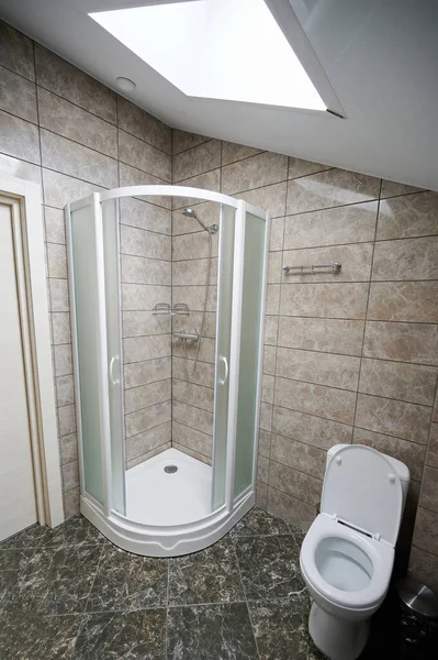 Salle Bain Propre Avec Douche Toilettes Aux Murs Carrelage Marron Images De Stock Libres De Droits