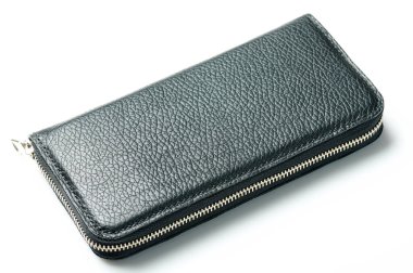 Stüdyo arka planında fermuar manzaralı siyah deri çanta.