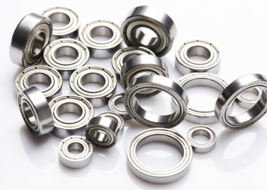 Stüdyo arka planında yeni yedek grup konumları izole edildi