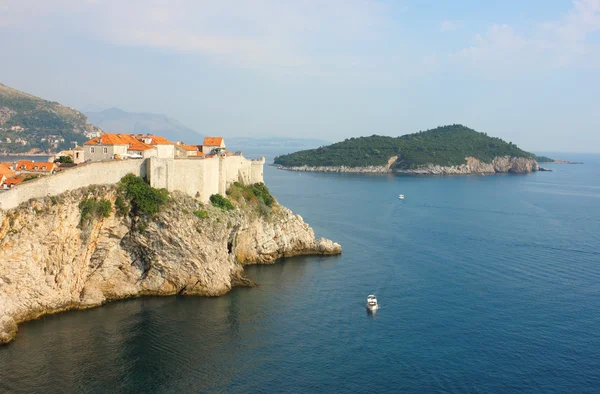 Panoramatický pohled směrem ke staré město Dubrovník a ostrov lokrum — Stock fotografie