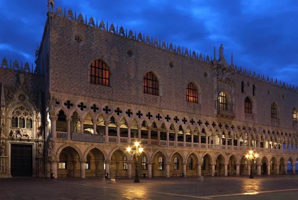 Doges Sarayı, Venedik'te ilk sabah ışığı. — Stok fotoğraf