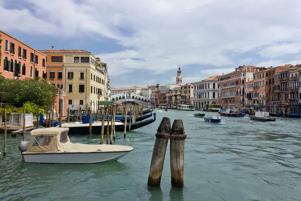 Canal Grande i Venedig nära Rialtobron — Stockfoto