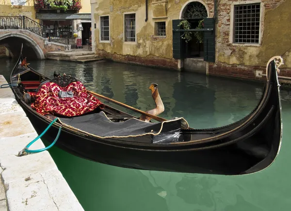 Gondola czeka na turystów w Wenecji — Zdjęcie stockowe