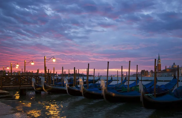 Романтическая Венеция на рассвете с гондолами — стоковое фото