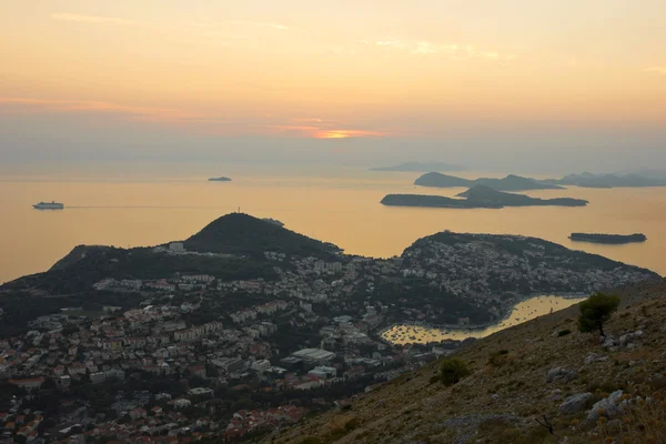 Solnedgång utsikt över dubrovnik och dalmatiska kusten — Stockfoto