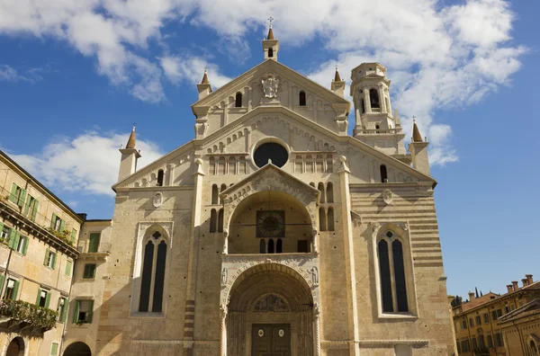 Verona katedral cephe üzerinde mavi gökyüzü beyaz bulutlar ile — Stok fotoğraf