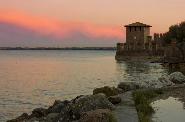 Lake Garda sunset with the tower of The Scaliger Castle — Stock Photo, Image