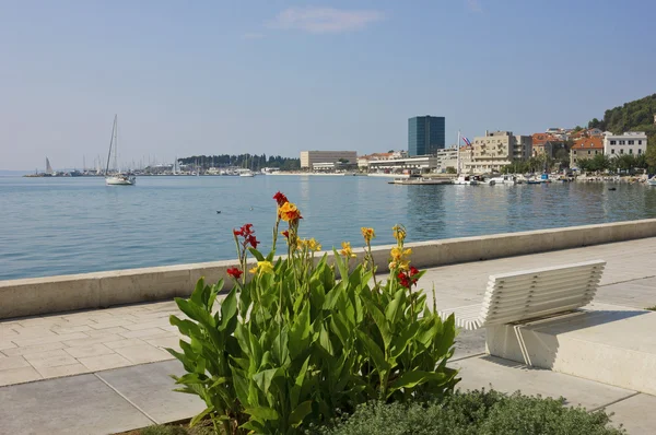 El paseo marítimo de Riva Split en un día soleado brillante —  Fotos de Stock