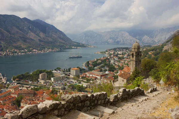 Vista panorámica de Kotor desde la fortaleza — Foto de Stock