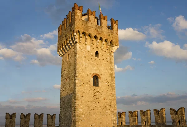 La Torre de la Fortaleza Scaliger en Sirmione — Foto de Stock