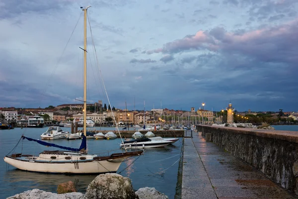 Desenzano del Garda vista hacia el puerto deportivo y la ciudad — Foto de Stock