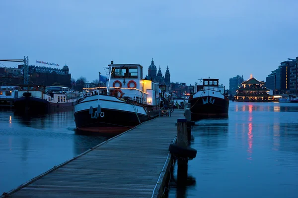 Port i amsterdam före gryningen — Stockfoto