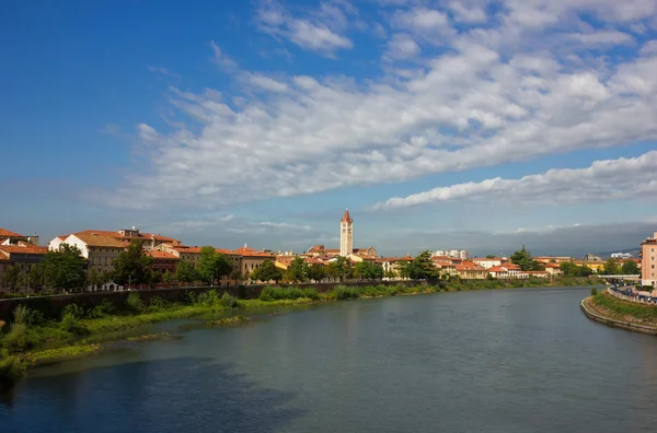 Rzeki adige panoramiczny widok w Weronie — Zdjęcie stockowe