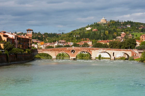 Vista panorámica del Ponte Pietra en Verona — Foto de Stock