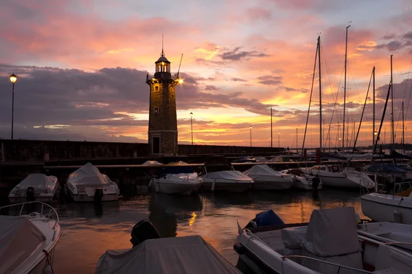 Desenzano del garda marina starý maják sunrise — Stock fotografie