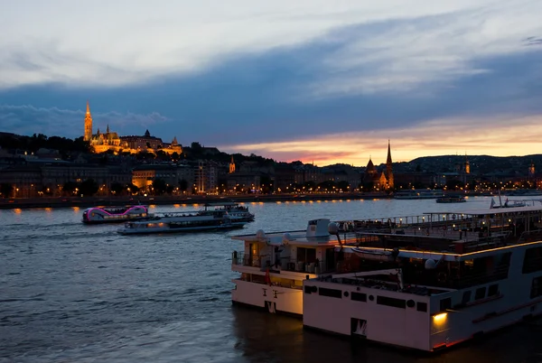 Colorido atardecer en Budapest con una vista panorámica del río D —  Fotos de Stock