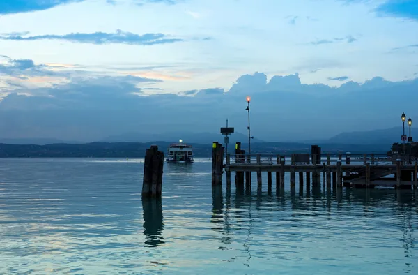 Het Gardameer pier en de laatste boot voor de dag — Stockfoto