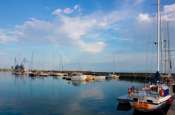 Solig dag i balchik hamn med en färgglad regnbåge Stockfoto