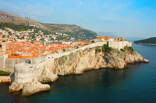Vistas panorámicas al mar del viejo Dubrovnik con la bahía y la ciudad wa — Foto de Stock
