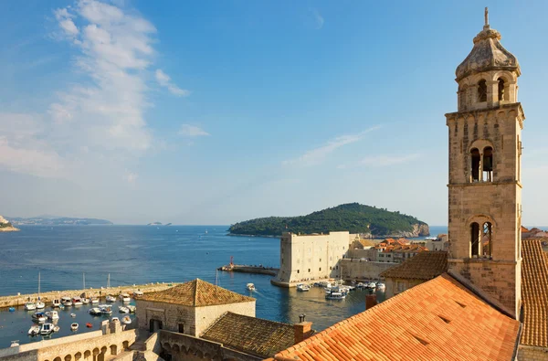 Dubrovnik, dominican Manastırı çan kulesi ve liman — Stok fotoğraf