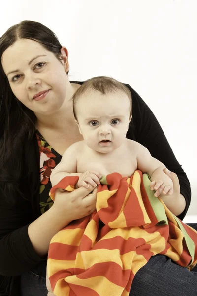 Glückliche Mutter mit ihrem kleinen Baby — Stockfoto