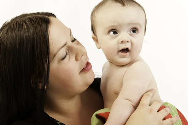 Gelukkig moeder met haar kleine baby — Stockfoto