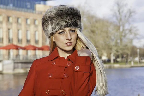 Mooie vrouw portret buiten — Stockfoto