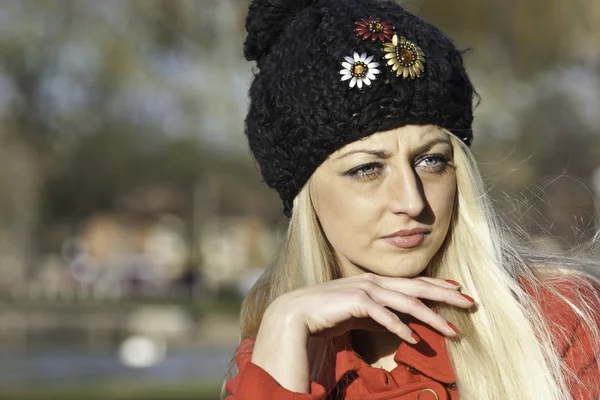 Mooie blonde buitenshuis in jas en hoed — Stockfoto
