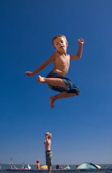 Прыжки детей . — стоковое фото