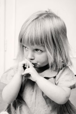 Üzgün küçük kız.