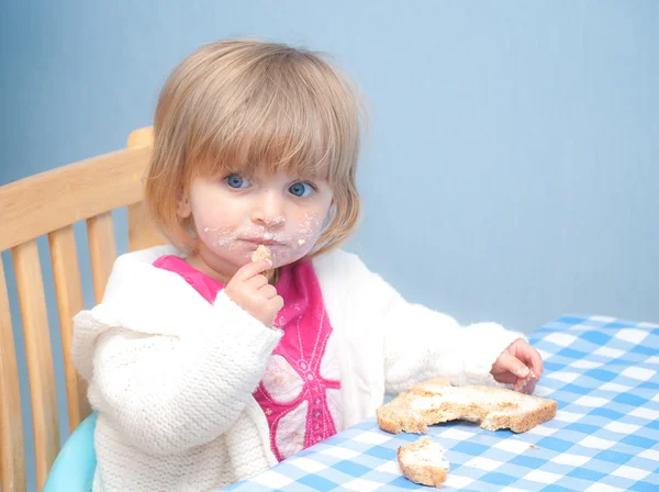 Bebé comiendo pan y mantequilla —  Fotos de Stock