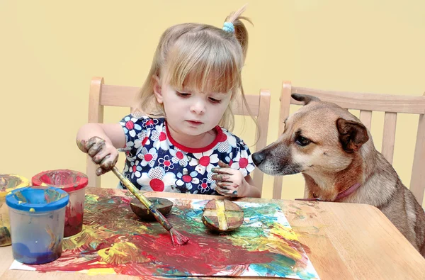 Two year old girl painting — Stock Photo, Image