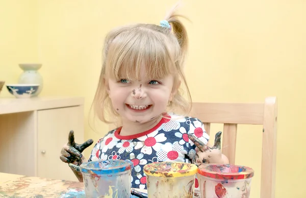 Two year old girl painting — Stock Photo, Image