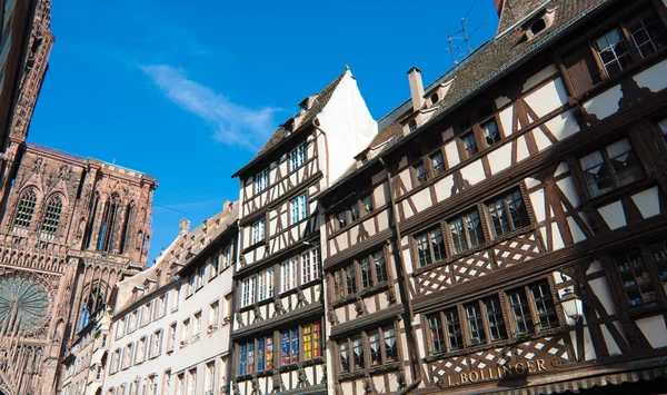 Edificios de entramado de madera cerca de la Catedral de Estrasburgo —  Fotos de Stock