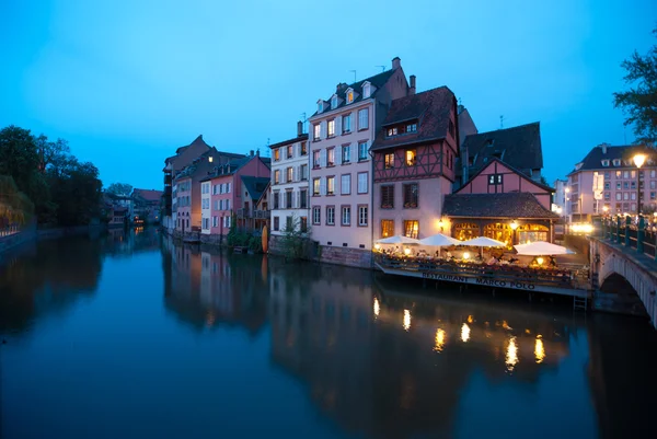 Сутінки ресторан в Старому місті Страсбург — стокове фото