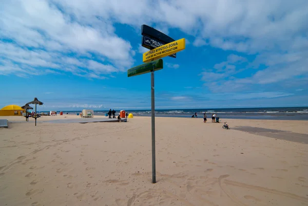 Signpost na praia em Jurmala — Fotografia de Stock